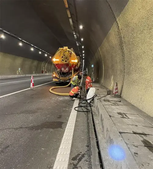 龙江隧道排水渠清淤